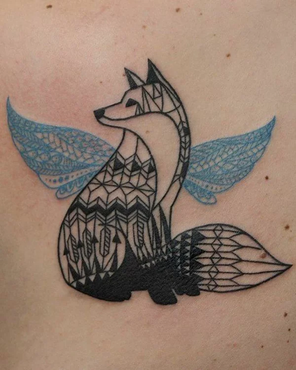 tattoo farbe fuchs schwarz mit flügeln blau