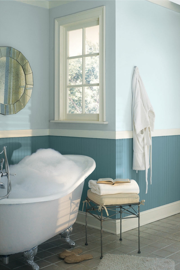 wandfarbe badezimmer blau hell pastelltöne freistehende badewanne