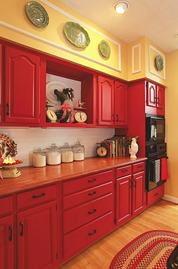 wandfarbe gelb rote küchenmöbel