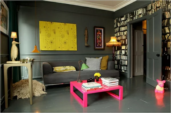 dunkelgraue Wandfarbe im Wohnzimmer Couchtisch aus Holz in Pink und gelbes Wandbild