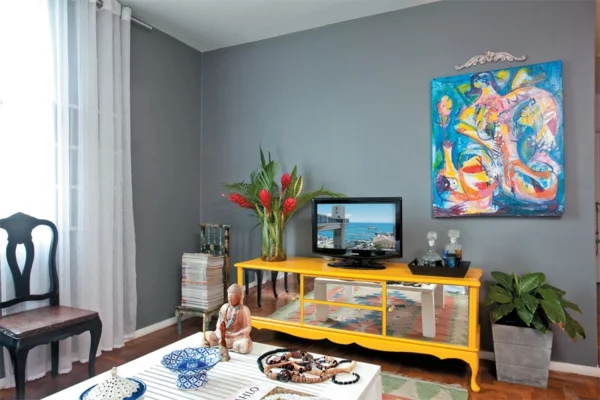 Wandfarbe grau im Ess-und Wohnzimmer Farbkombitionen Grau mit Blau und gelbe Kommode als Akzent 