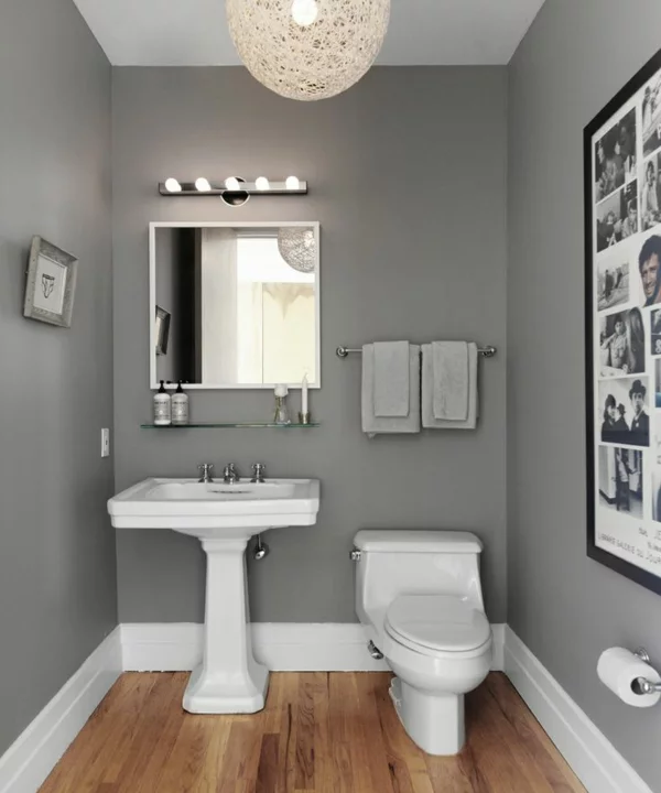 Wandfarbe grau kleine Toilette gestalten mit auffälliger Bilderwand