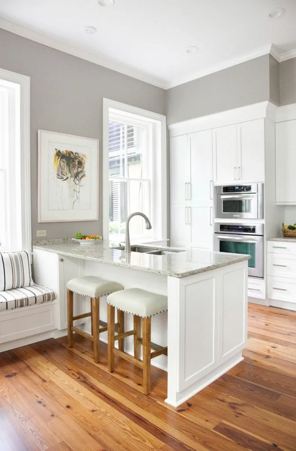 helle Küche mit weißen Schränken und Holzboden kombinieren 
