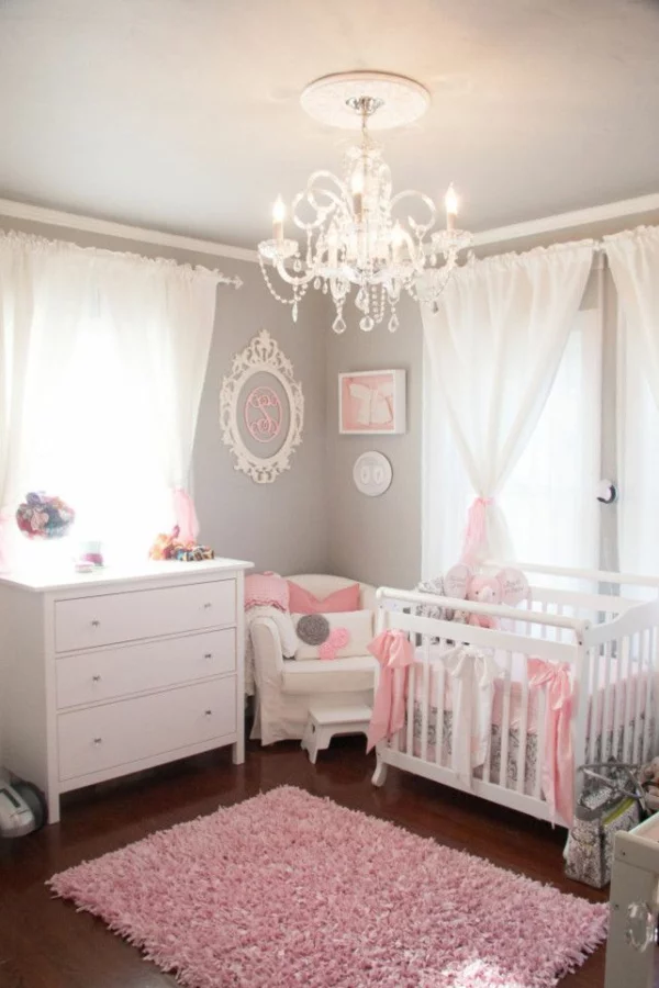 weiße Kinderzimmermöbel rosa Teppich und weiße Gardinen im Babyzimmer 