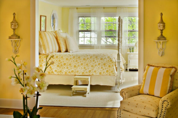 wandfarbe schlafzimmer gelb farbgestaltung wände streichen bettwäsche muster