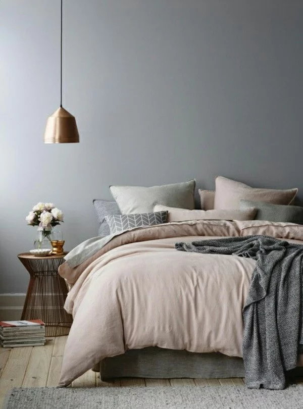 neutrale Wandfarben im Schlafzimmer großes Schlafbett darüber Hängelampe unten Holzboden 