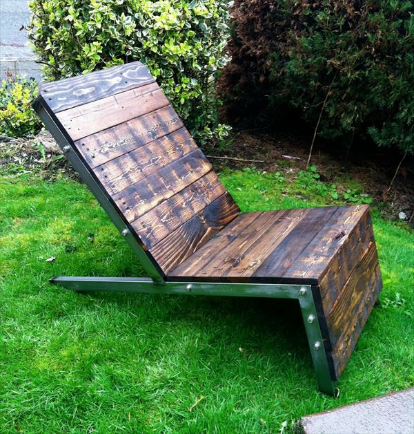 DIY Möbel aus alten Paletten dunkel bemalt liege