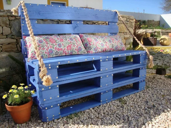 DIY Möbel aus alten Paletten gartenbank blau