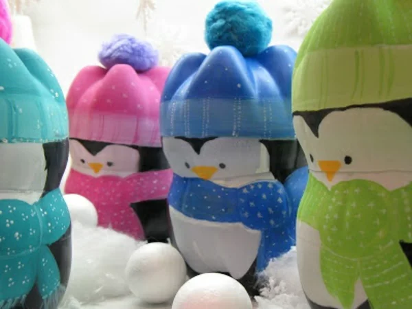 Flaschendeko zu Weihnachten spray pinguin wintermützen