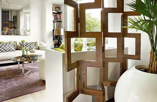 Kunstvolle Holzskulptur mit Öffnungen im Wohnraum 