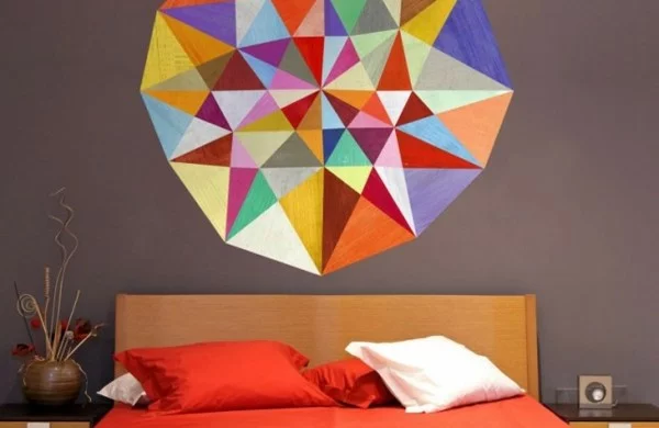 Farbkreis als Wandekoration über dem Bett