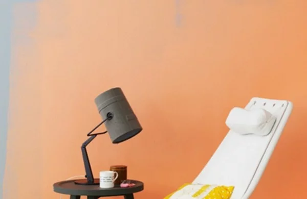 Orangene Wand mit weißem Stuhl und DIY Lampe