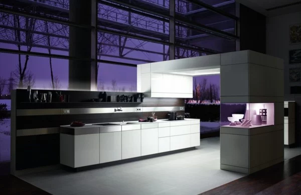 Moderne Küche gestaltet mit Licht 