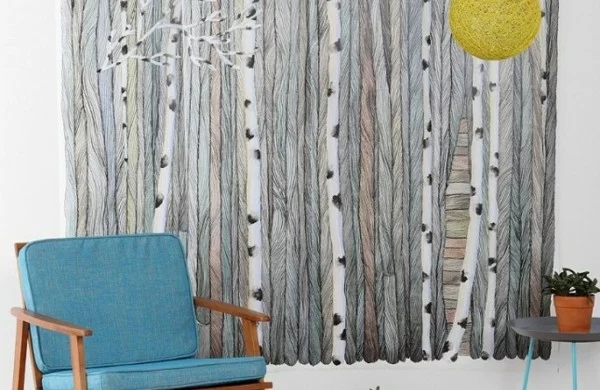Birkenwald als Wandgestaltung und blauer Sessel 