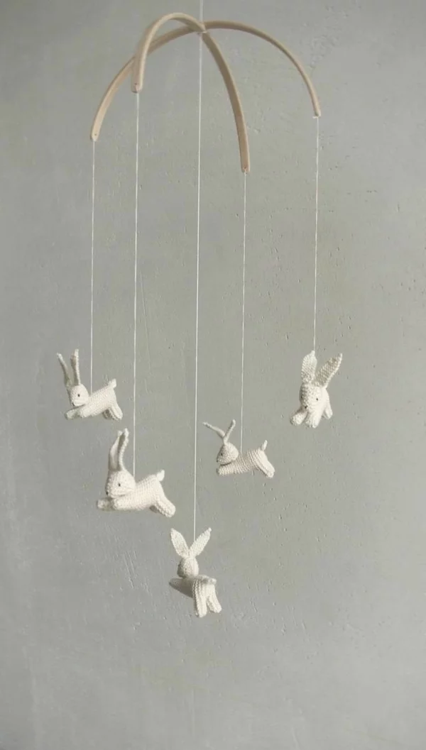 kleine weiße Hasen stricken aufhängen Mobile selber basteln 