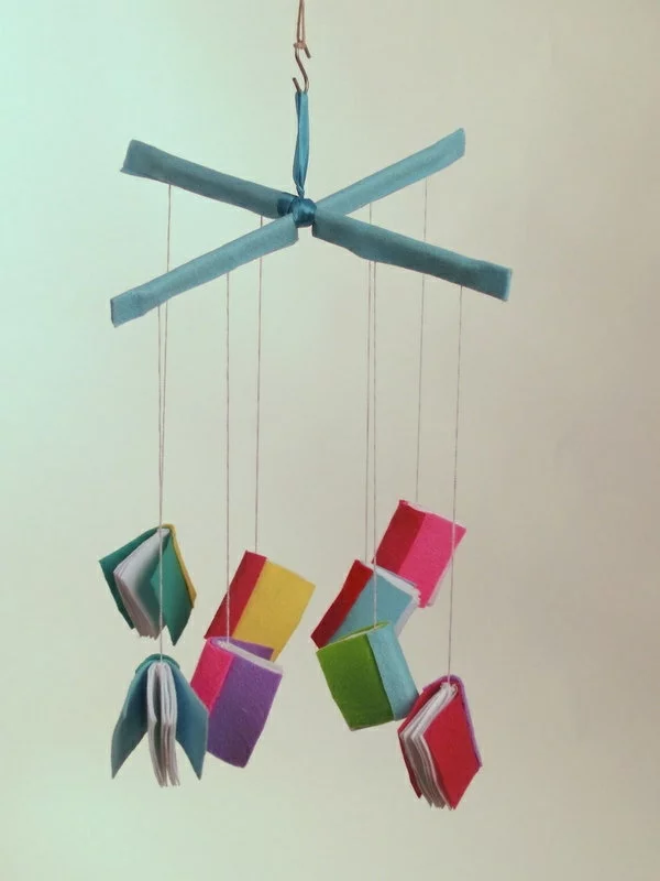 farbige Bücher aus Filz basteln Mobile aufhängen
