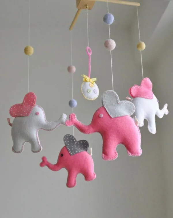 kleine Elefanten aus Filz in Rosa Weiß und Grau romantisches Mobile