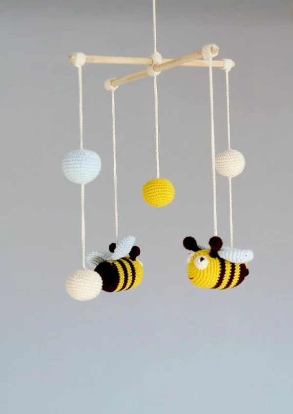 Mobile selber basteln Strickbälle Bienen aufhängen 