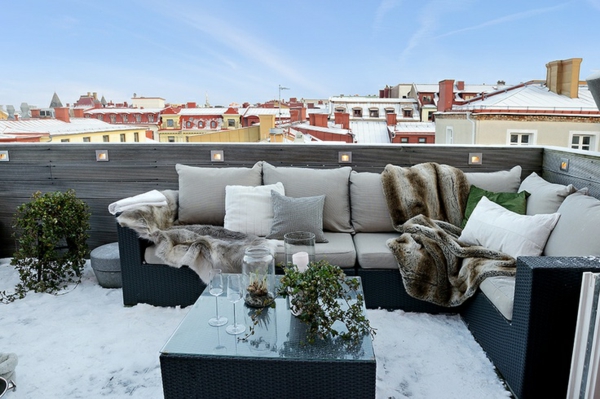 balkon einrichten terrassengestaltung bilder wintergarten rattanmöbel felldecken