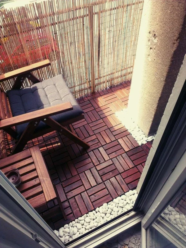 balkongestaltung balkon sichtschutz bambus holzfliesen verlegen