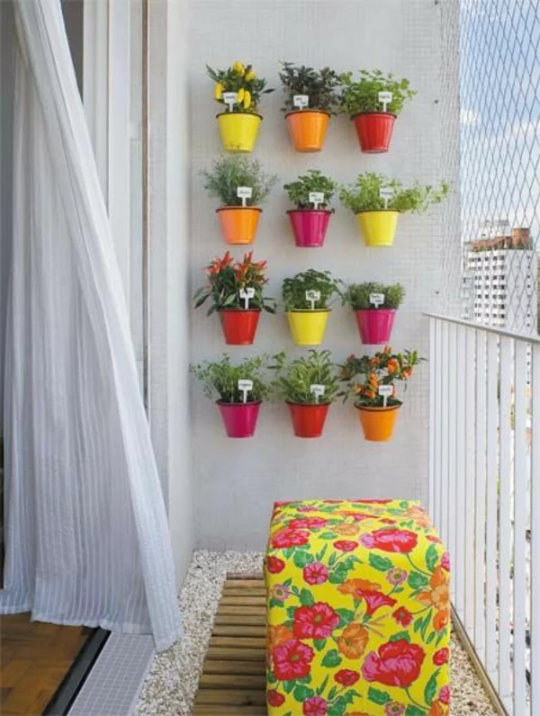 balkongestaltung ideen platzsparende balkonmöbel hocker balkonpflanzen