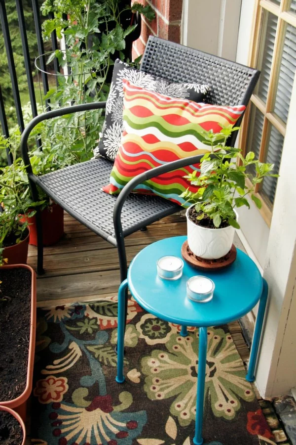 balkongestaltung-platzsparende-balkonmöbel-beistelltisch-rund-stuhl-balkonpflanzen