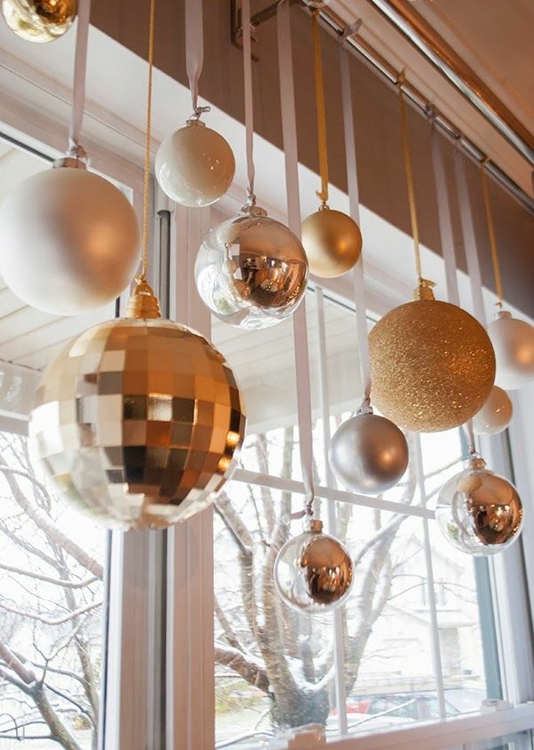 Weihnachtsdeko golden kugel basteln ideen Fenster 