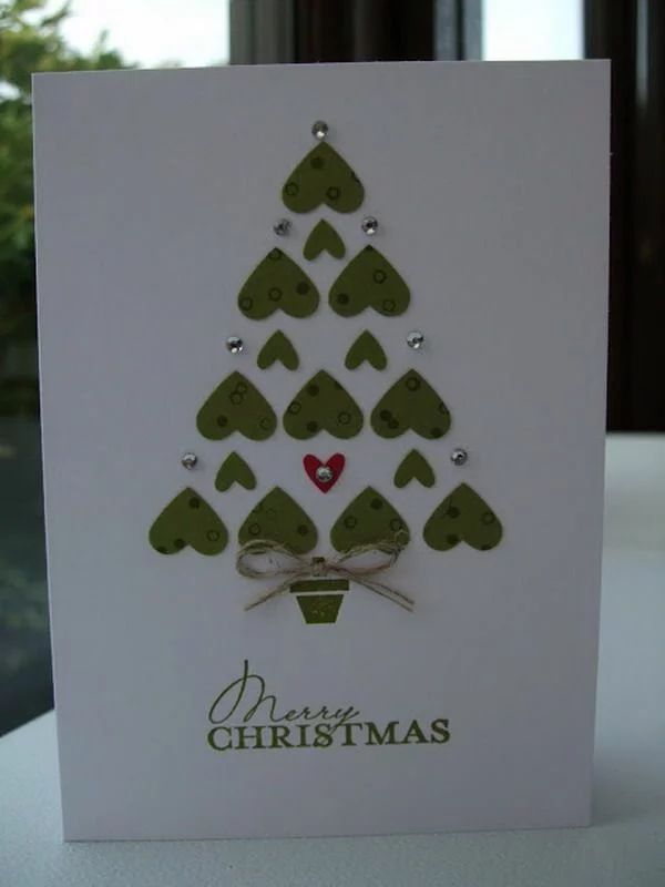 Tannenbaum aus kleinen Herzen aus grünem Papier Bastelideen für Weihnachten 