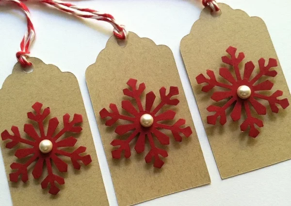 einfache DIY Ideen für Weihnachten Weihnachtskarten basteln rote Schneeflöckchen