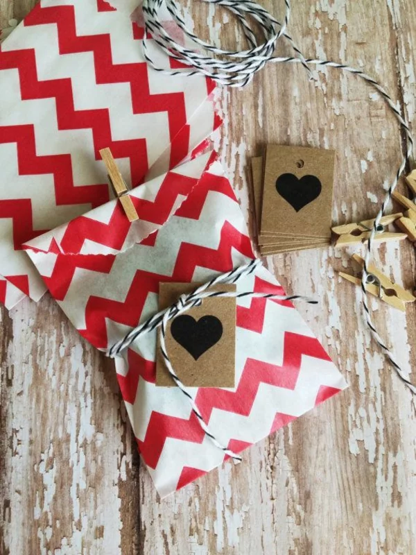 Nächstenliebe zeigen Bastelideen für Weihnachten Weihnachtskarten basteln Tüten mit Herz verziert