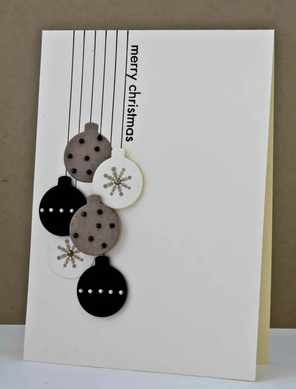 einfache Weihnachtskarten basteln Weihnachtskugeln aus Filz in Grau Weiß und Schwarz 