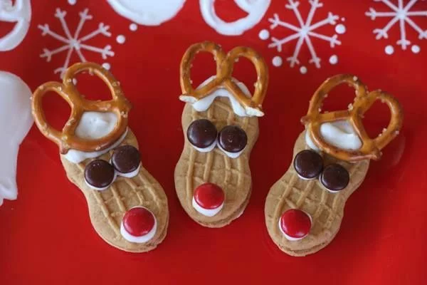 Bastelideen für Weihnachten Weihnachtsplätzchen backen mit Kindern als Hirsche dekorieren 