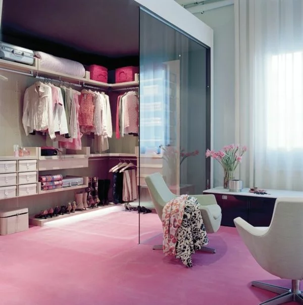 begehbarer feminin kleiderschrank ideen ankleidezimmer rosa teppich
