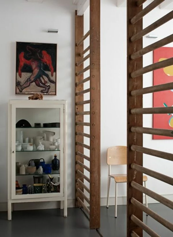Raumteiler Ideen Raumtrenner aus Holz im rustikalen Stil trennt den Wohnraum 
