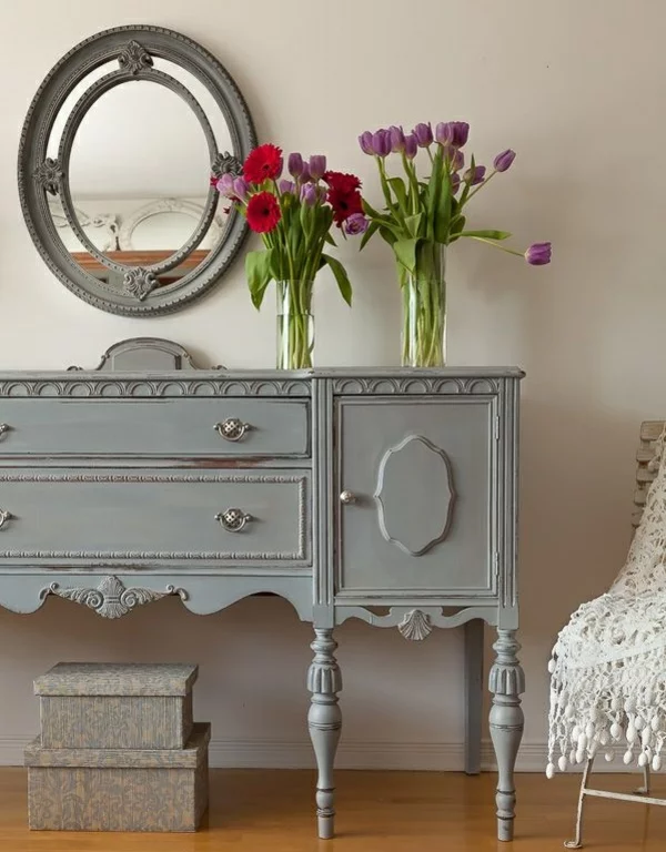 elegante tischdeko mit tulpen blumen schicke vintage möbel