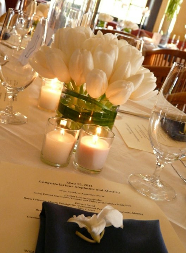elegante tischdeko mit tulpen weiß glasvase kerzen