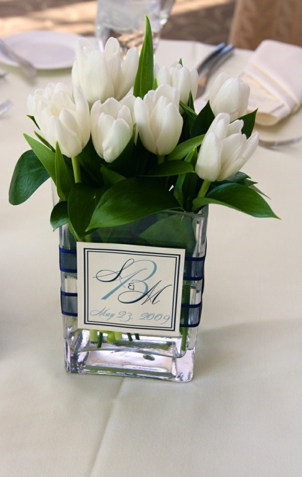 elegante tischdeko mit tulpen weiß glasvase