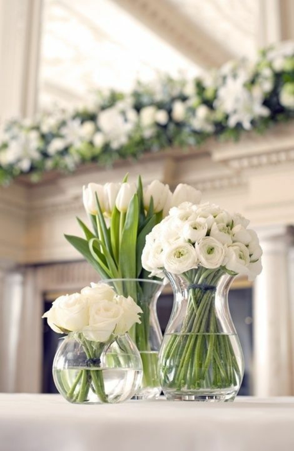 elegante tischdeko mit tulpen weiße rosen und tulpen