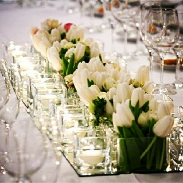 elegante tischdeko mit tulpen weiße tulpen in vasen