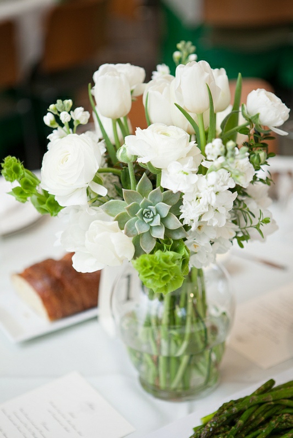 elegante tischdeko mit tulpen weißen blumen sukkulenten glasvase