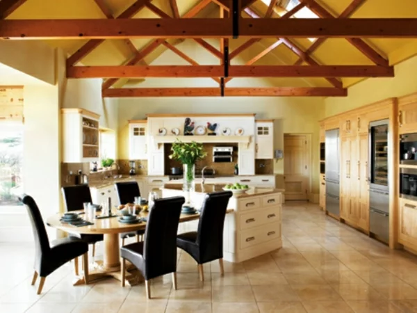 stilvolle Raumgestaltung von Küche und Esszimmer in Pastellfarben im Landhausstil 
