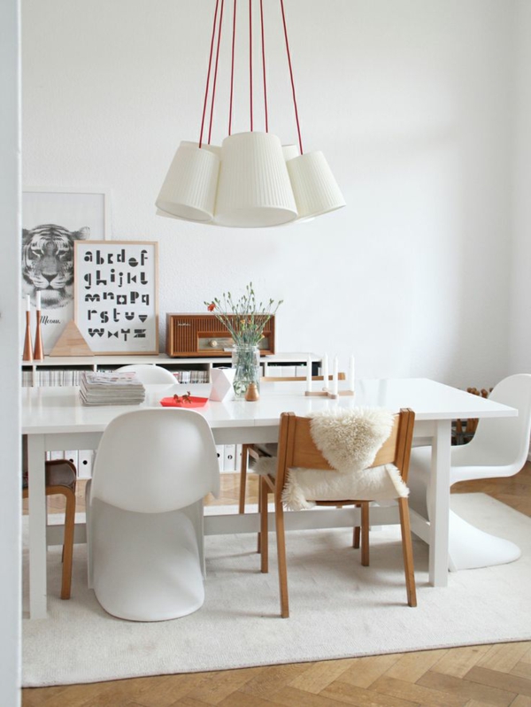 esszimmertisch mit stühlen skandinavisches design pendelleuchten weiß