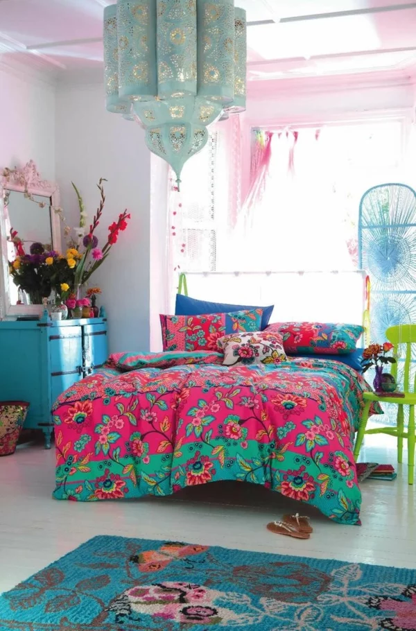 farbgestaltung schlafzimmer bett bettwäsche blumenmuster orientalischer stil