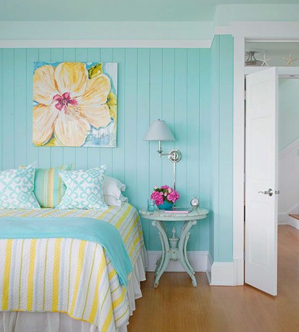 farbgestaltung schlafzimmer bett bettwäsche streifenmuster wandfarbe blau