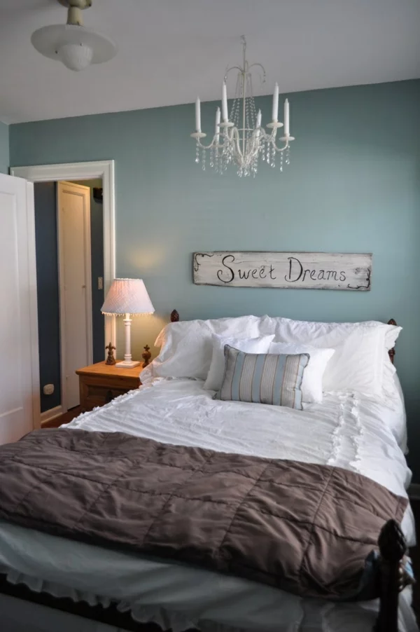 farbgestaltung schlafzimmer bett wandfarbe blau