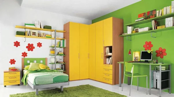 farbidee wohnzimmer gelber kleiderschrank