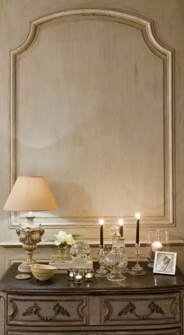 klassische Farbpalette Antik Möbel in natürlicher Holzfarbe als Deko Kerzen Tischlampe und Vase mit weißen Blumen 