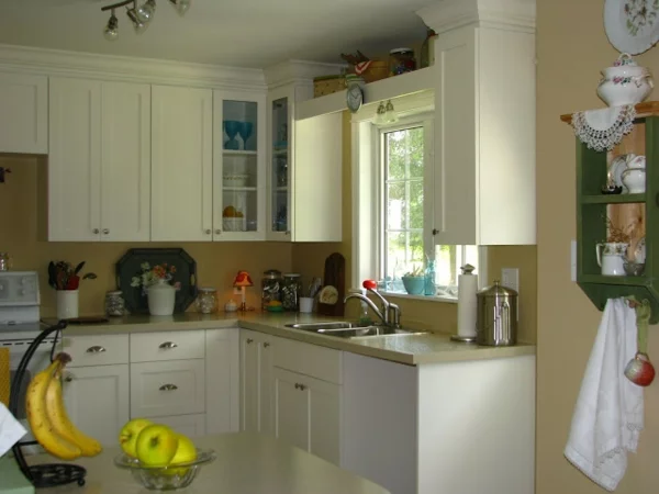 Farbgestaltung in der Küche Wandfarbe eierschalenfarben mit weißen Küchenschränken kombinieren 