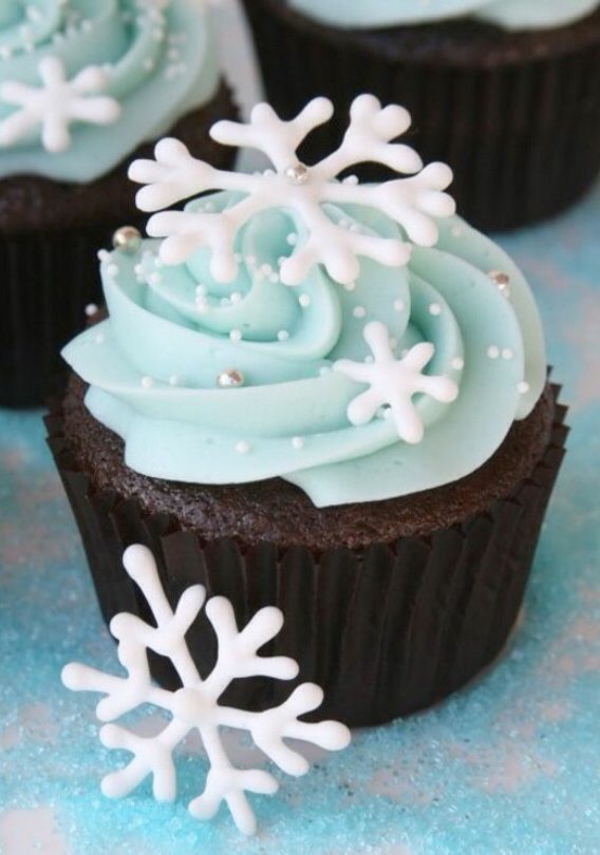 festliche tischdeko blau weihnachten einfache plätzchen backen muffins