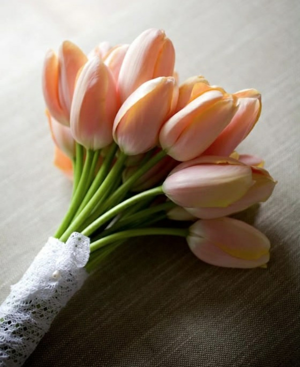 frühlingsblumen tischdeko ideen mit tulpen blumenstrauß
